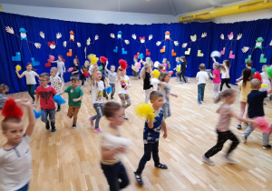 przedszkolaki tańczą z pomponami